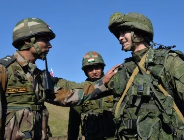 Ρωσία-Ινδία: Καταργούν το δολάριο στις μεταξύ τους εξοπλιστικές συμφωνίες